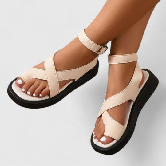 Platt sandal med vadderad innersula