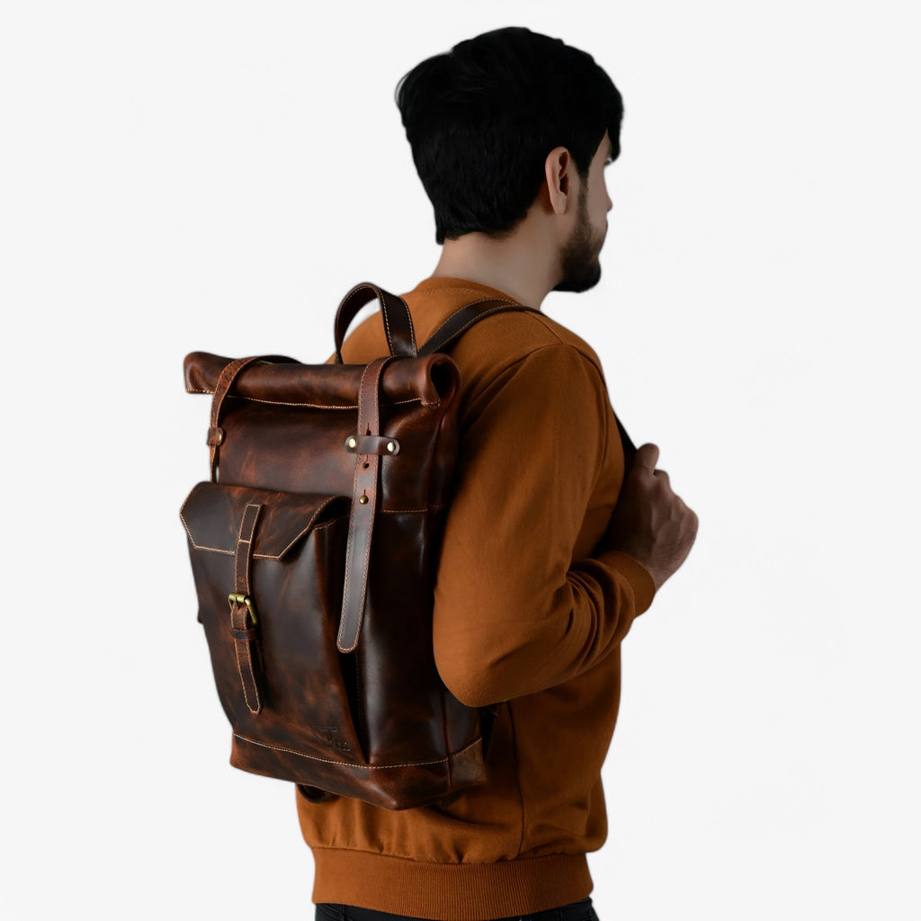 Mochila marrón de cierre enrollable con recubrimiento de cera