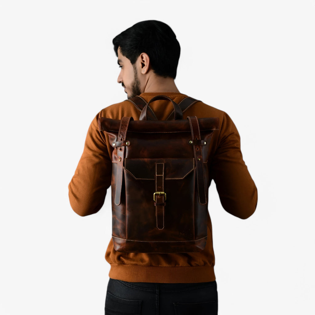 Mochila marrón de cierre enrollable con recubrimiento de cera