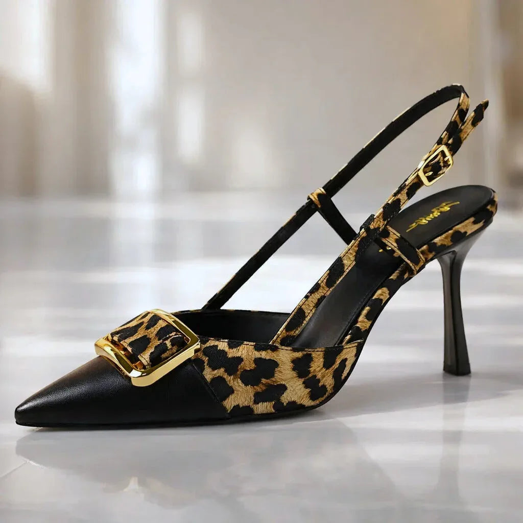 Tacones con estampado de leopardo y detalle de hebilla dorada