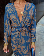 Vestido largo estampado con escote de pico y manga larga