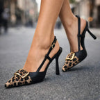 Tacones con estampado de leopardo y detalle de hebilla dorada