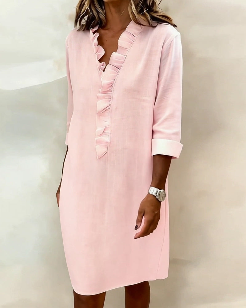 Vestido de algodón y lino con cuello de pico y detalle de volantes