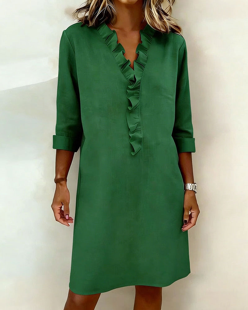 Vestido de algodón y lino con cuello de pico y detalle de volantes