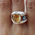 Justerbar smidd ring med orange glas i silverfärg