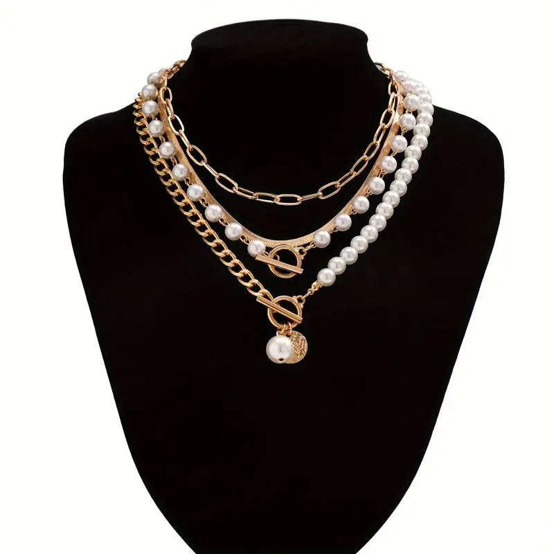 Modernt set med halsband i lager och konstpärlor i färdigstylad look