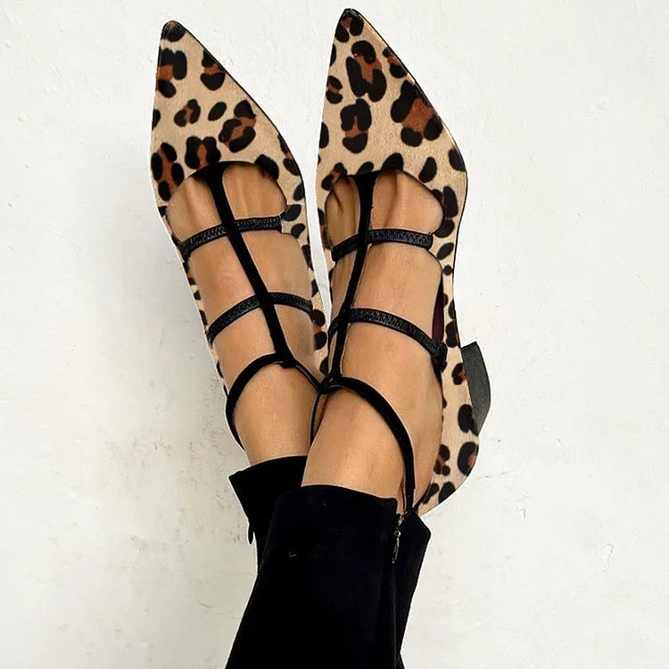 Klackskor med leopardmönstrad rem och klassisk silhuett