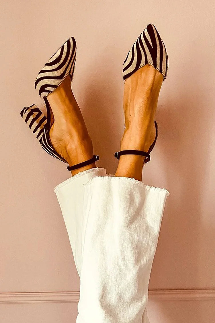 Zapatos de tacón ancho en punta con estampado de cebra y tira al tobillo
