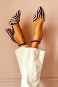 Zapatos de tacón ancho en punta con estampado de cebra y tira al tobillo