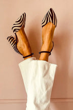 Zapatos de tacón ancho en punta con estampado de cebra y tira al tobillo