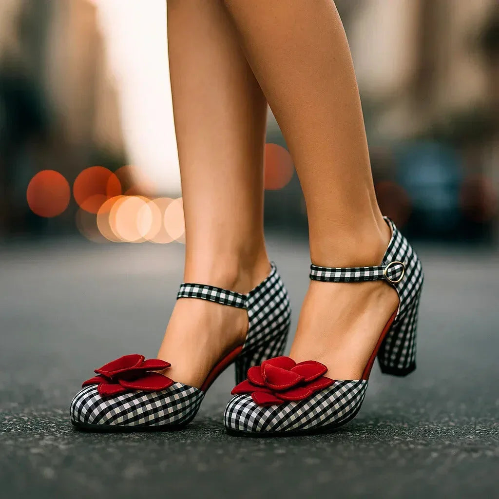Tacones anchos de cuadros con detalle de rosa
