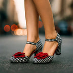 Tacones anchos de cuadros con detalle de rosa