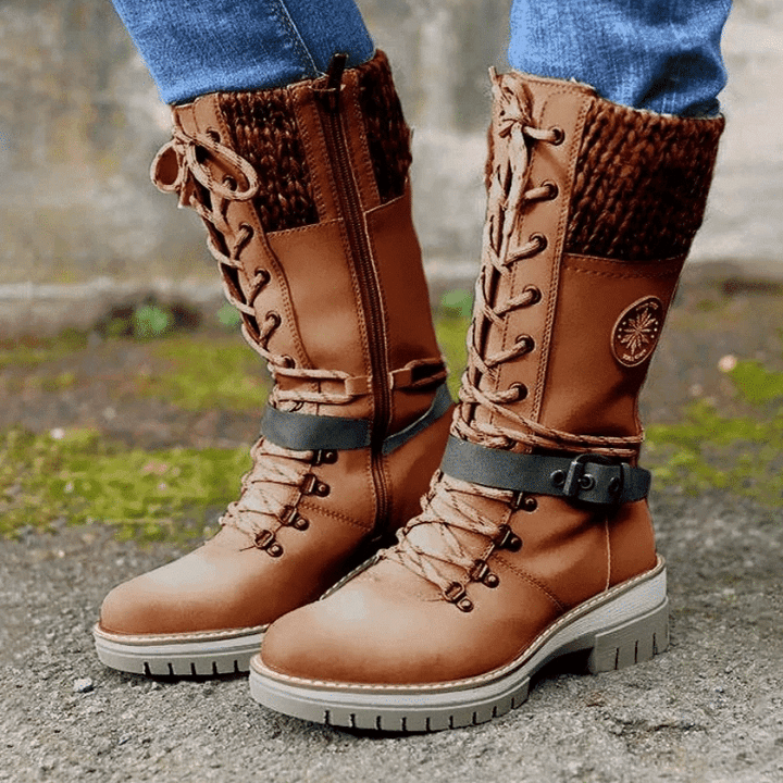 Vinterboots med stickade paneler och spännedetalj