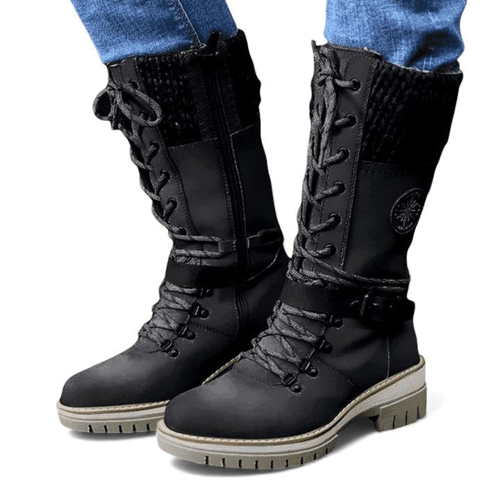 Vinterboots med stickade paneler och spännedetalj