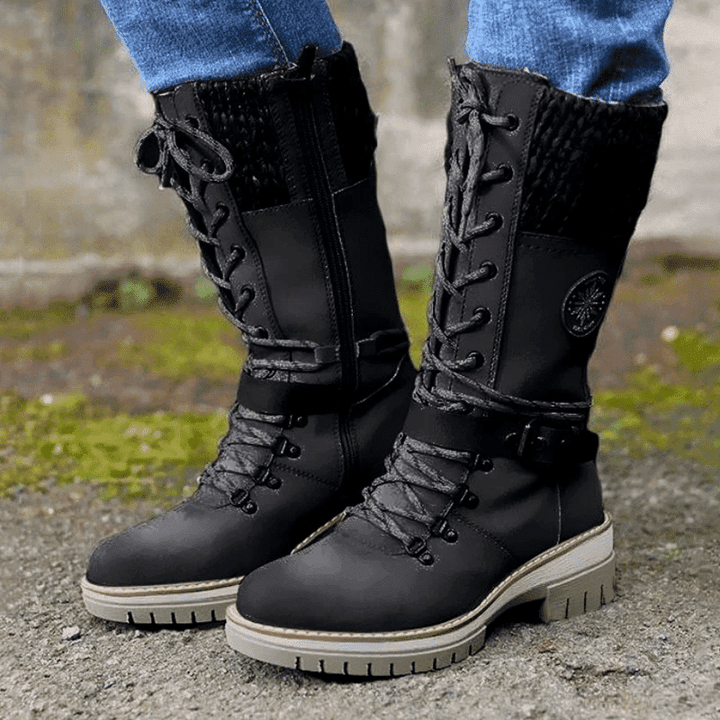 Vinterboots med stickade paneler och spännedetalj