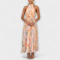 Maxiklänning med halterneck, öppen rygg och akvarellmönster