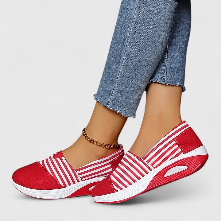Randiga sneakers med ovandel som andas och halkfri sula