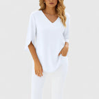 Blusa con escote de pico profundo y detalle de abertura en la manga