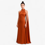 Vestido de noche con espalda al aire y cola fluida