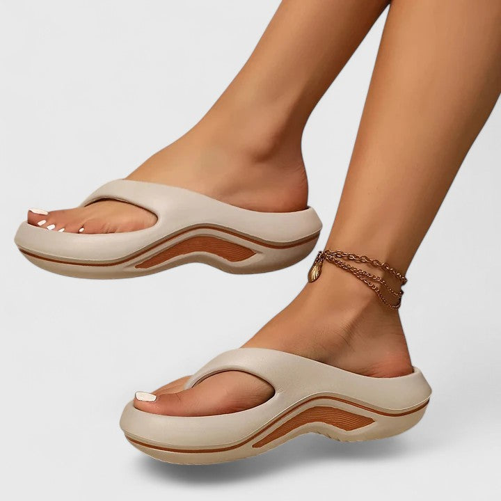 Lätta slide-sandaler med formad innersula