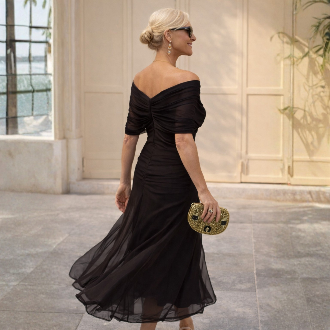 Off shoulder-maxiklänning i draperad chiffong med utsvängd fåll