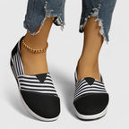 Randiga sneakers med ovandel som andas och halkfri sula