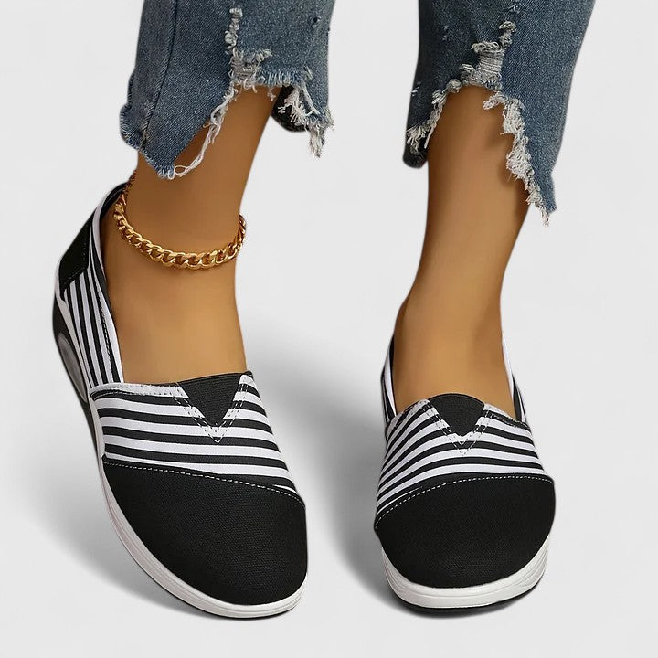 Randiga sneakers med ovandel som andas och halkfri sula