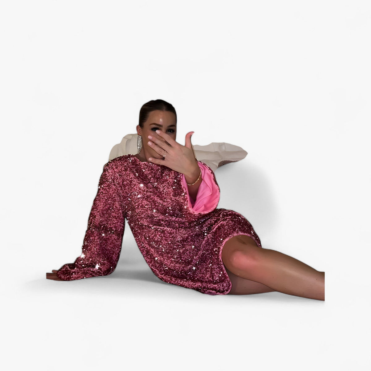 Vestido mini de lentejuelas integral con un corte que roza la figura