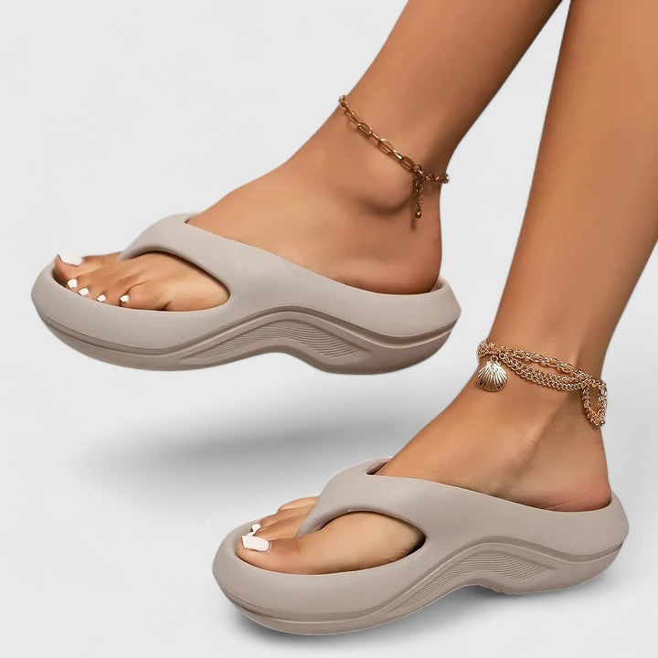 Lätta slide-sandaler med formad innersula