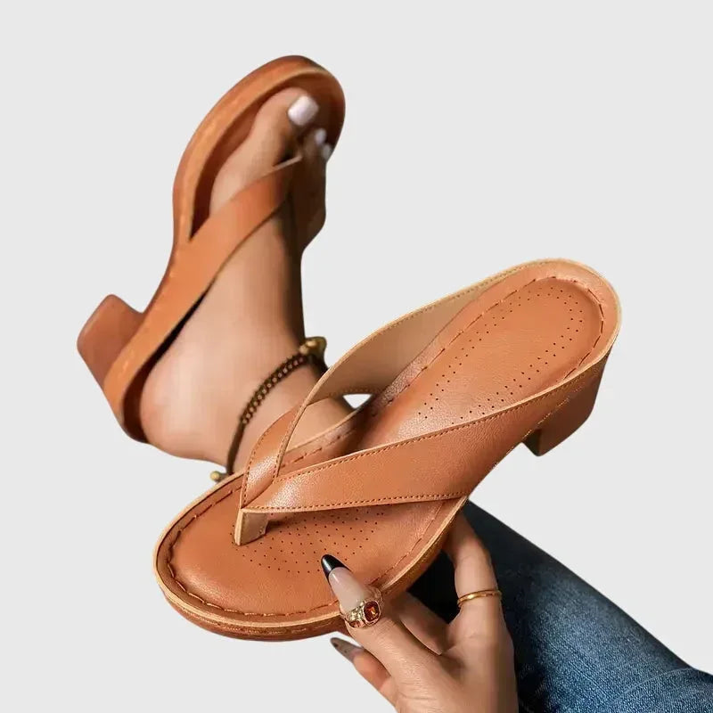 Sandaler med formad innersula och halkfritt grepp