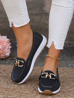 Mocasines de cuña plana con detalle de hebilla