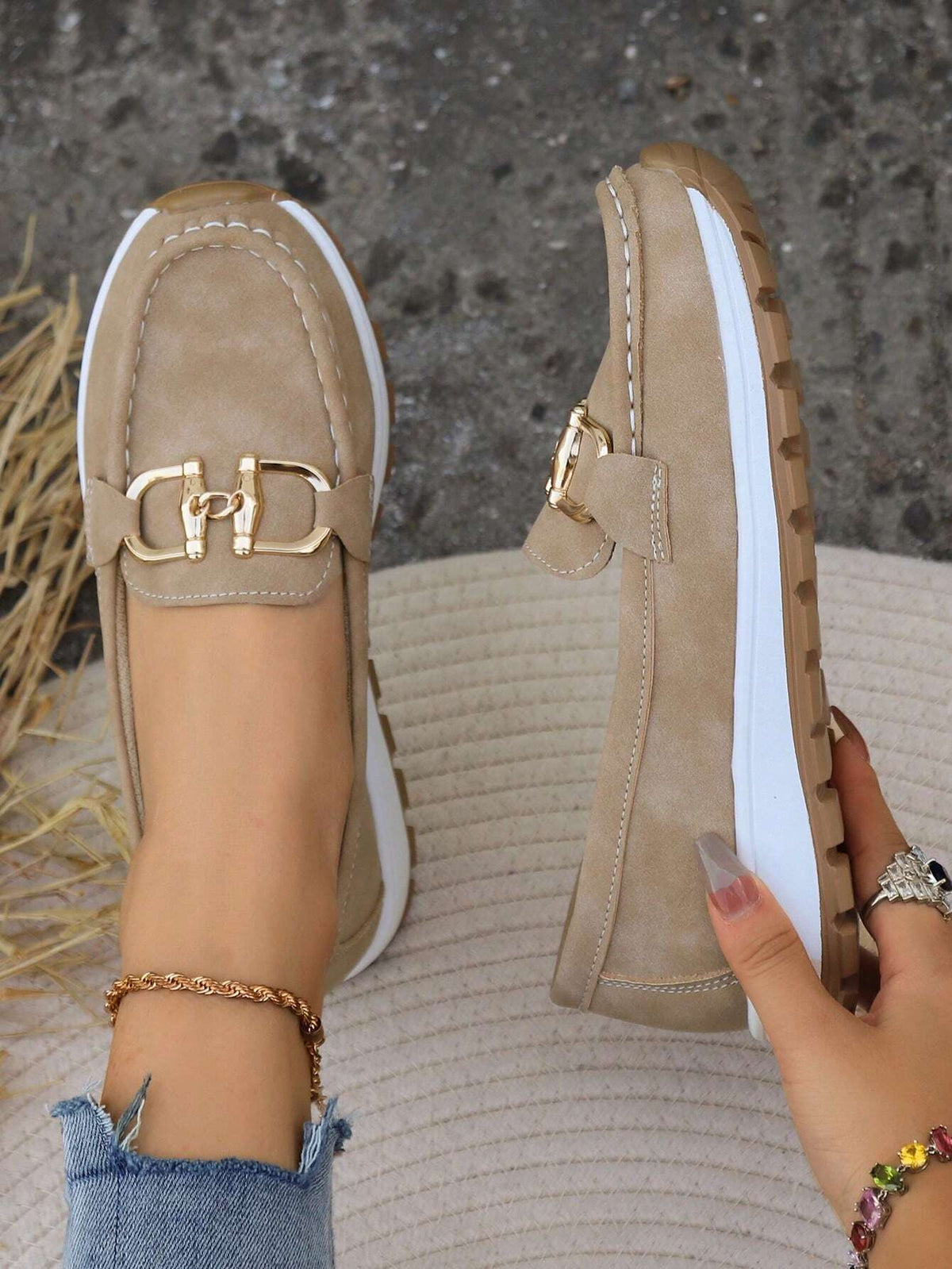Mocasines de cuña plana con detalle de hebilla