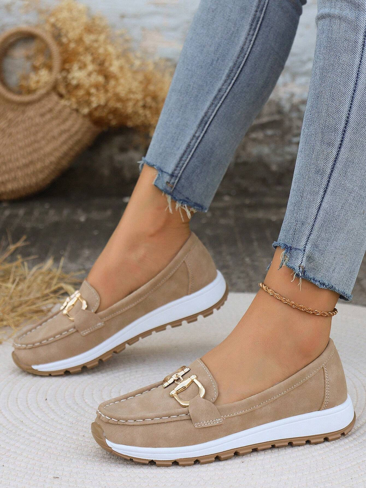 Mocasines de cuña plana con detalle de hebilla