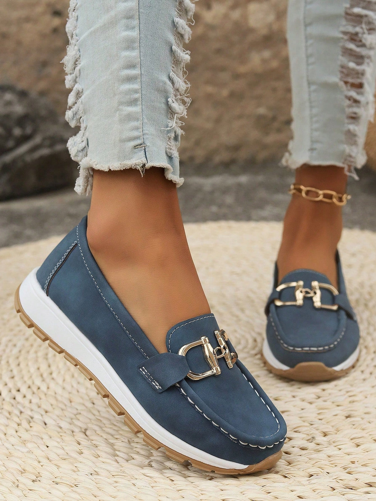 Mocasines de cuña plana con detalle de hebilla