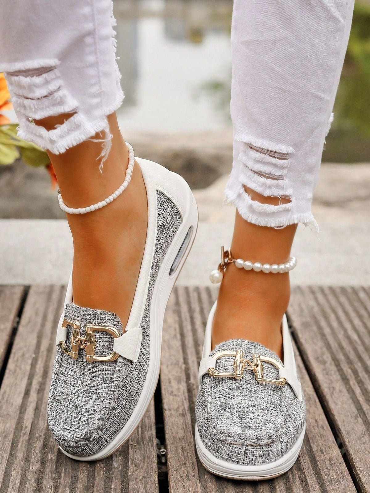 Mocasines de cuña plana con detalle de hebilla