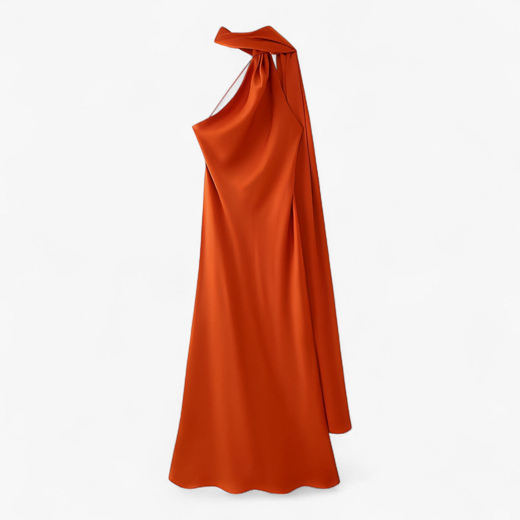 Vestido de noche con espalda al aire y cola fluida