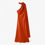Vestido de noche con espalda al aire y cola fluida