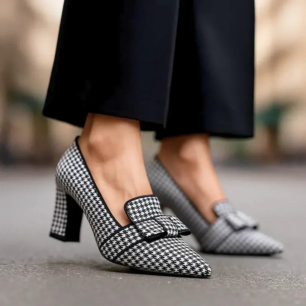 Pumps i hundtandsmönster med skulpterad blockklack