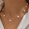 Minimalistiskt halsband med konstpärlor på fin kedja och mjuk lyster