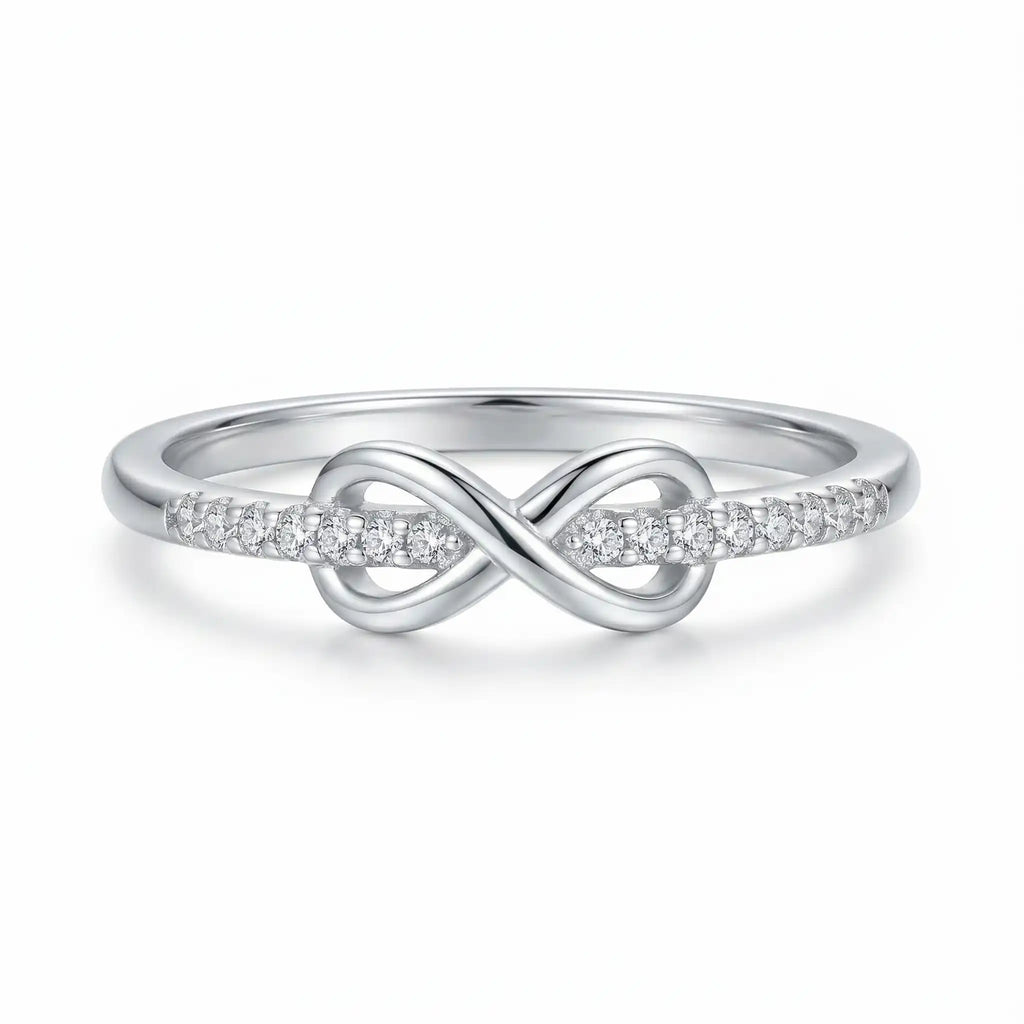 Anillo en tono plata con nudo infinito para el día a día