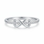 Anillo en tono plata con nudo infinito para el día a día