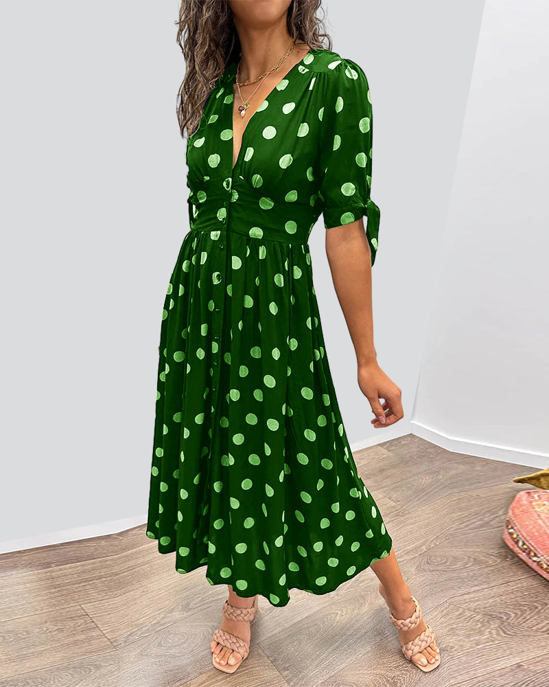 Vestido midi de lunares con cuello de pico y silueta evasé