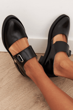 Loafers med spännrem och blank finish