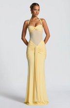 Vestido de noche ceñido de silueta de reloj de arena con diseño atemporal