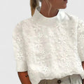 Blusa de cuello alto con detalle bordado
