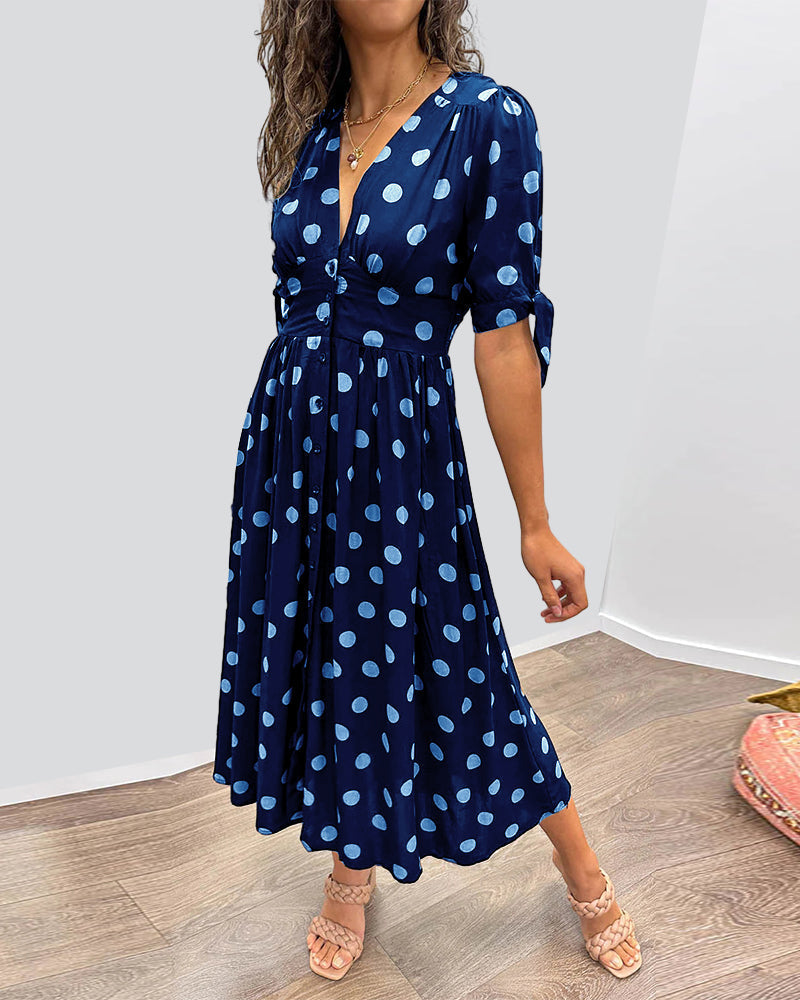 Vestido midi de lunares con cuello de pico y silueta evasé