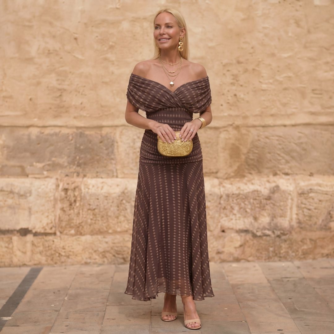 Off shoulder-maxiklänning med veckad midja och kjol i chiffong