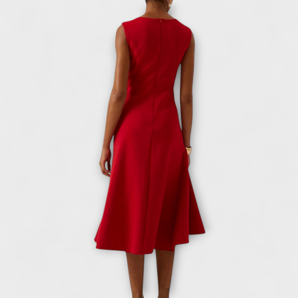 Vestido midi entallado y femenino de silueta favorecedora