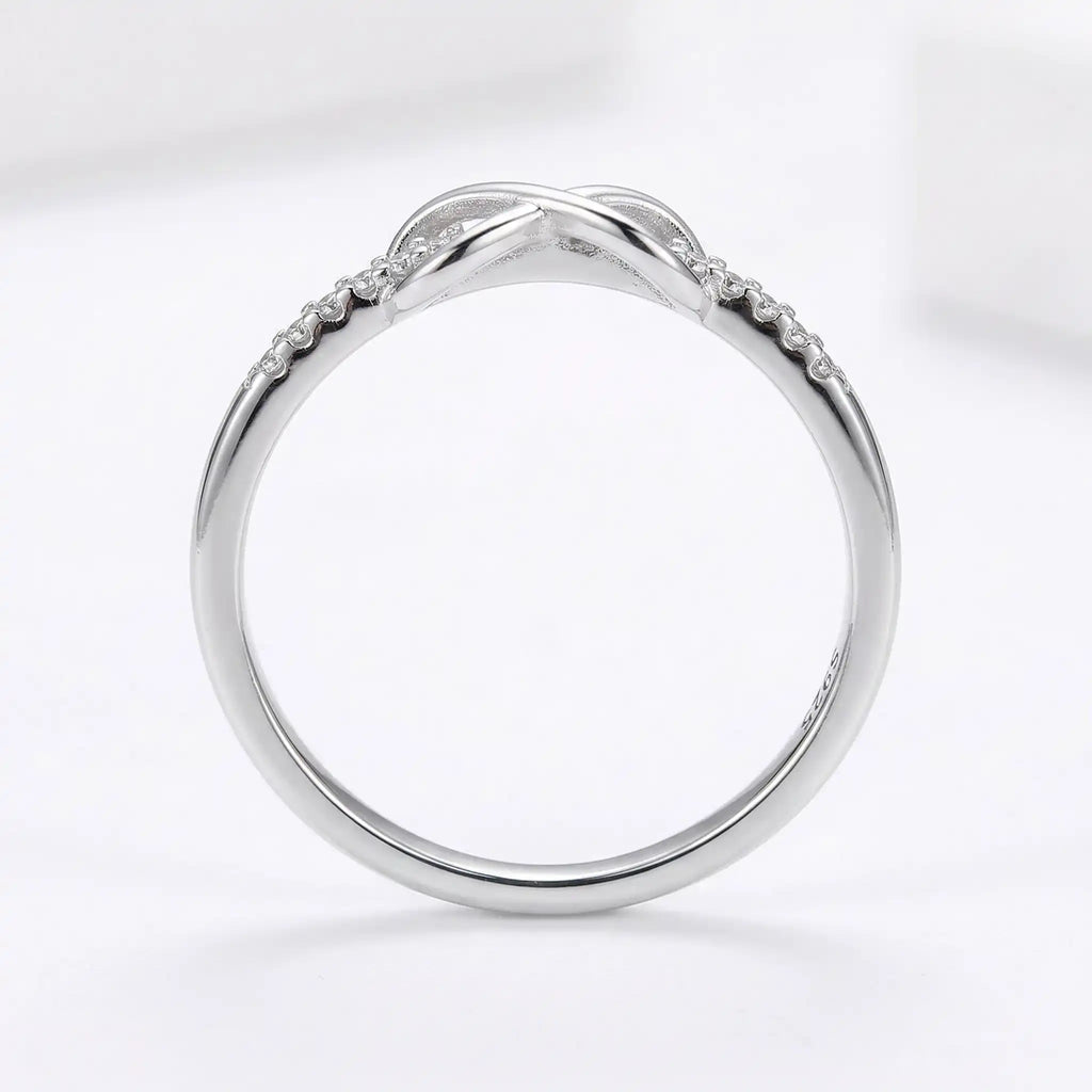 Anillo en tono plata con nudo infinito para el día a día