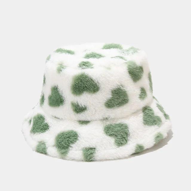 Vinterhatt i konstpäls med lekfullt hjärtmönster